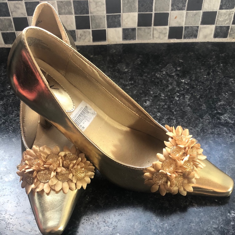 Gold dressy pump